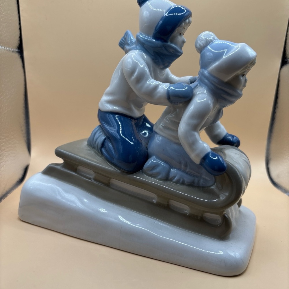Porcelain Sledding Figurine - Blue and White home decoration made in Mexico ❄️ - Picture 4 of 12